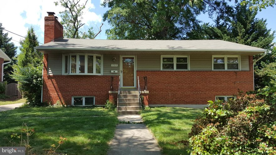 MASTER BEDROOM W/ INSUITE BATH. 30X30 DECK
