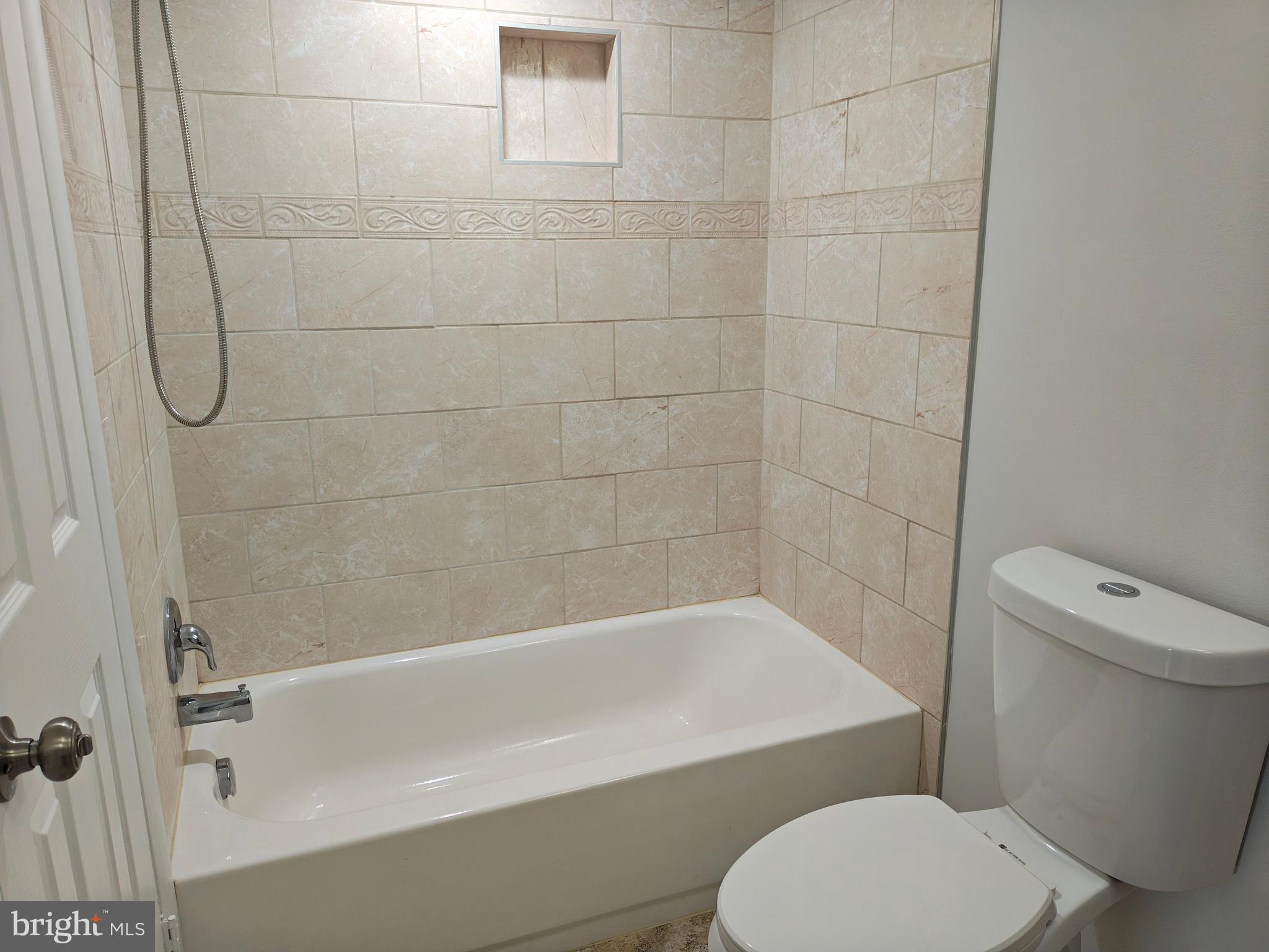 LONDON TOWNE - Residential Lease