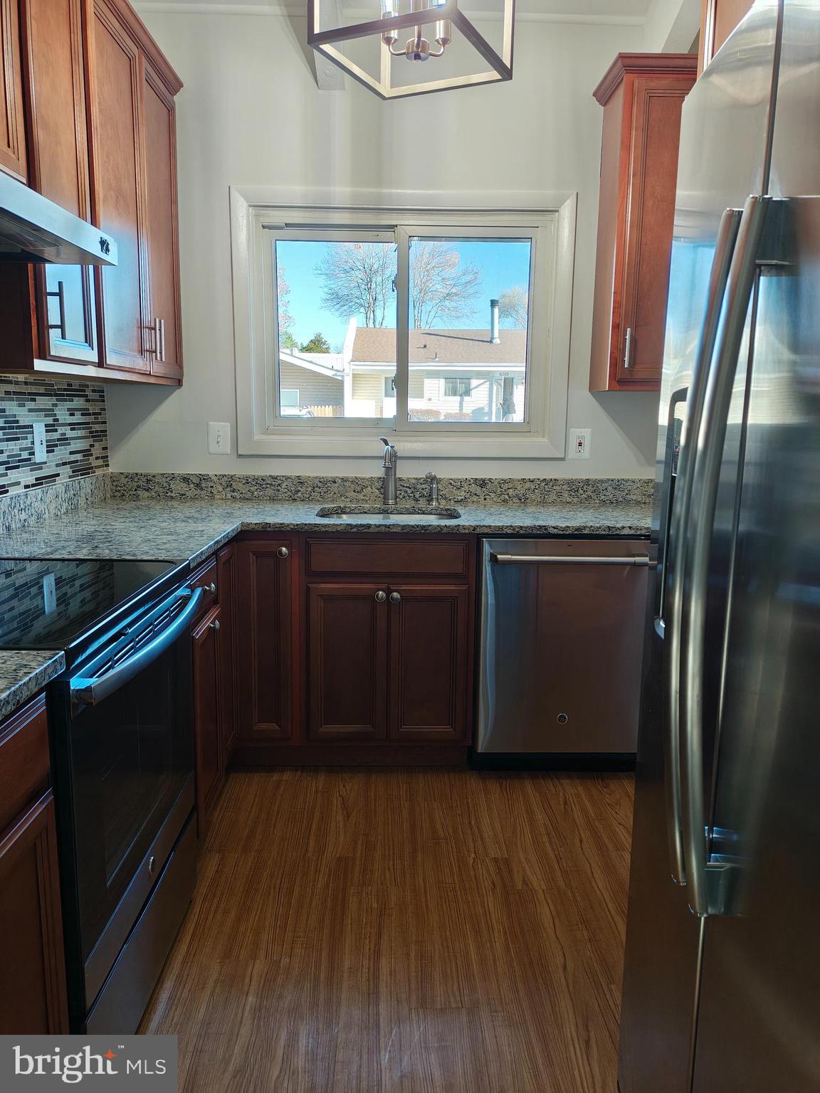 LONDON TOWNE - Residential Lease