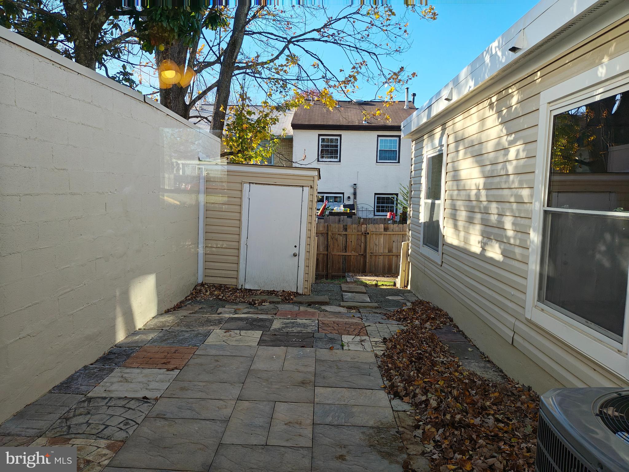 LONDON TOWNE - Residential Lease