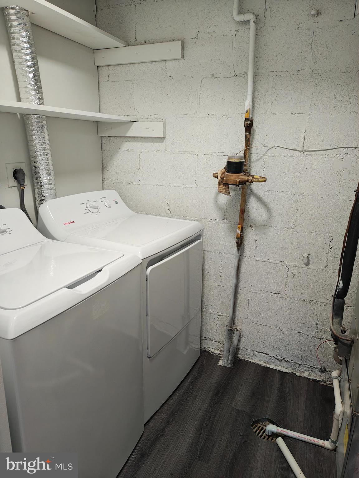 LONDON TOWNE - Residential Lease