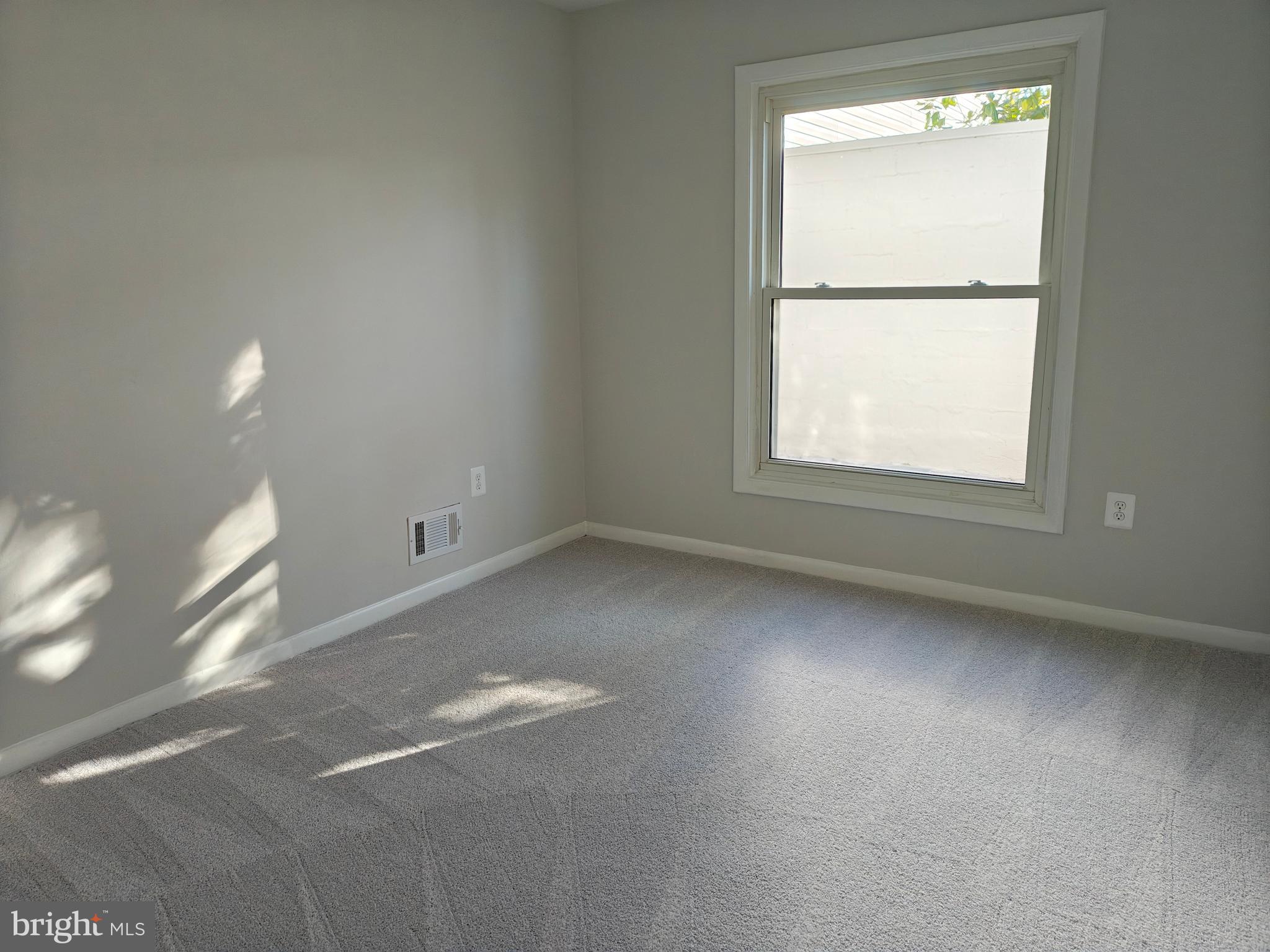 LONDON TOWNE - Residential Lease