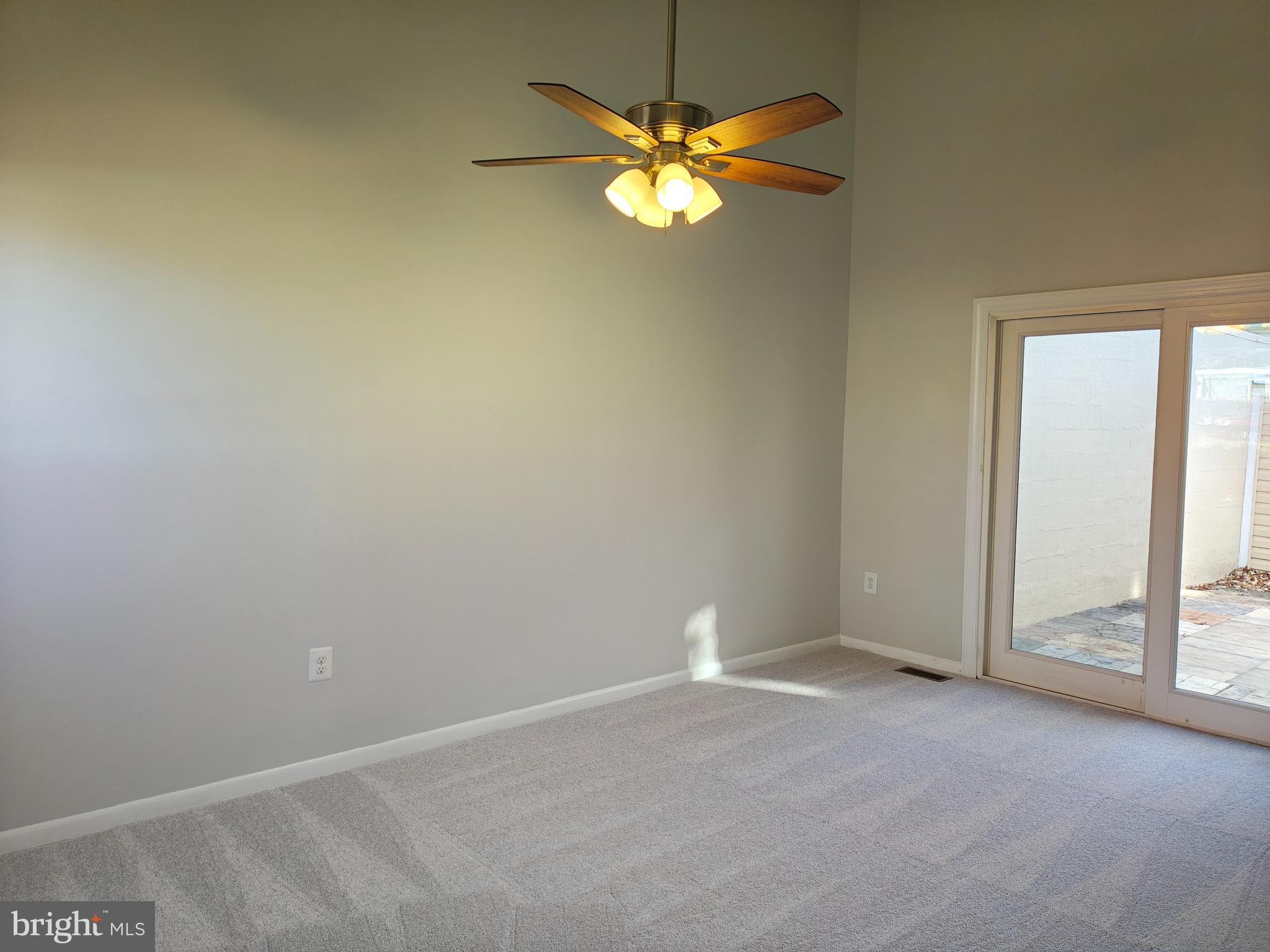 LONDON TOWNE - Residential Lease