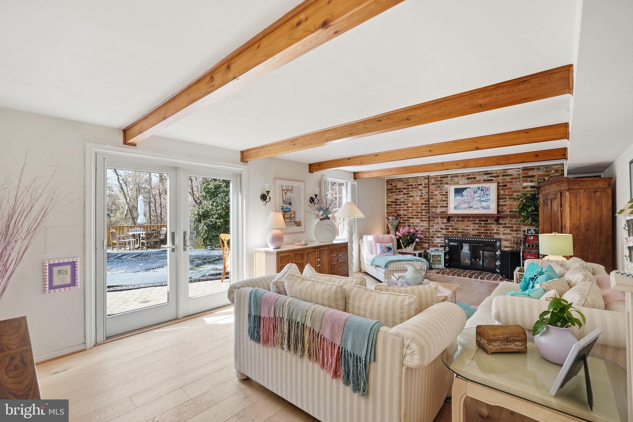 MONTGOMERY SQUARE - Residential