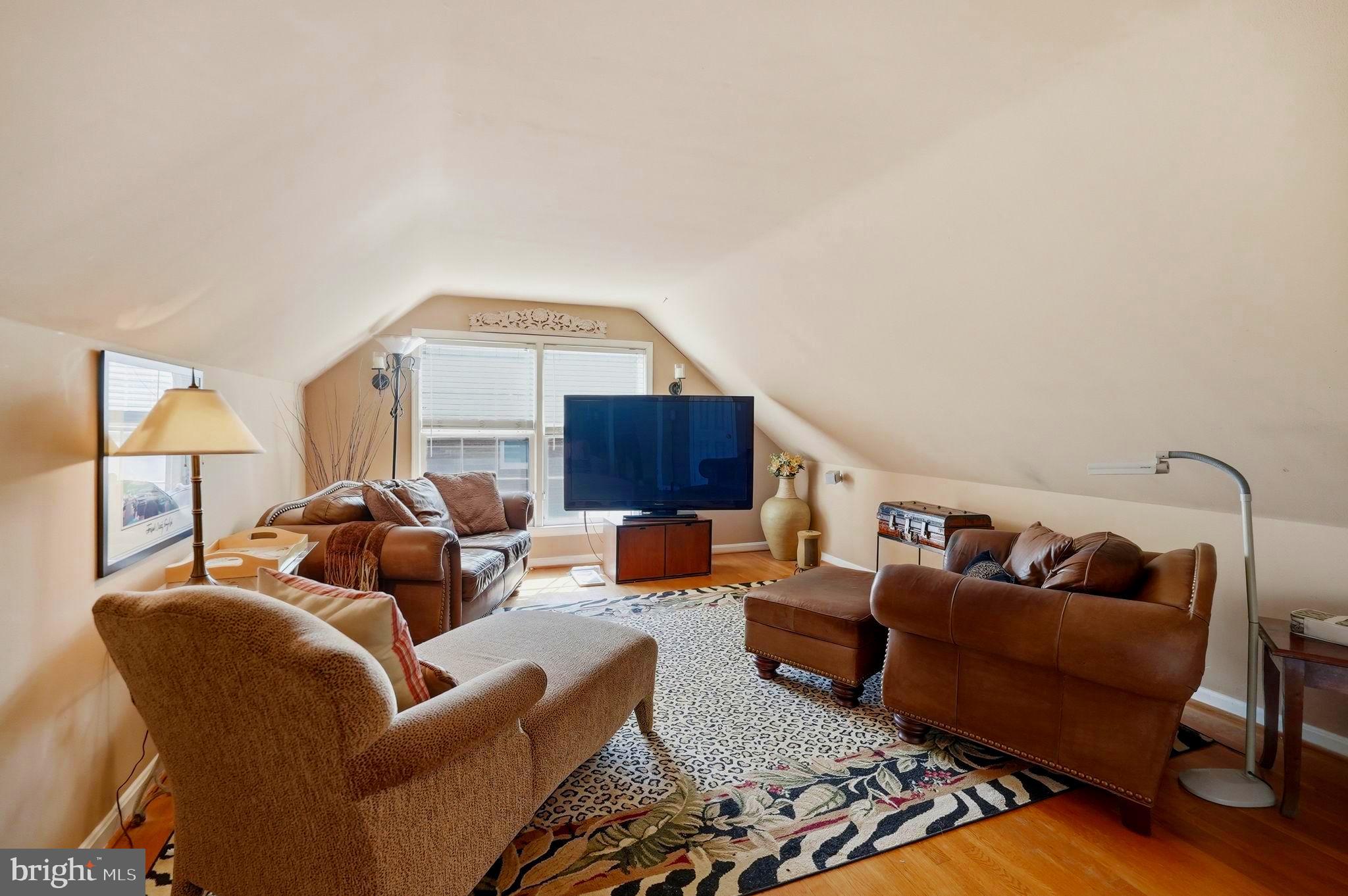 MONTGOMERY SQUARE - Residential