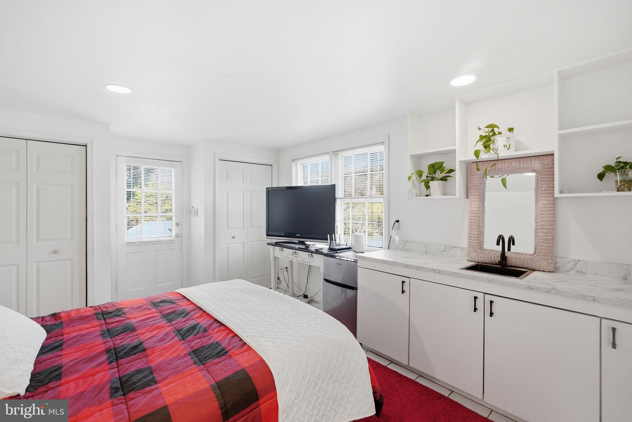 MONTGOMERY SQUARE - Residential