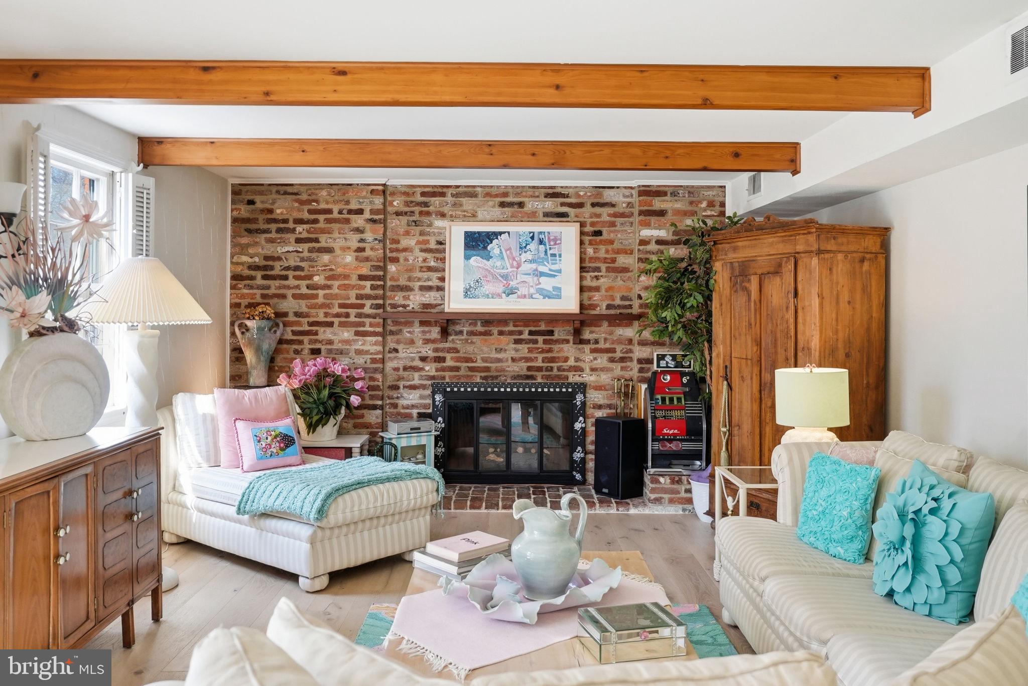 MONTGOMERY SQUARE - Residential