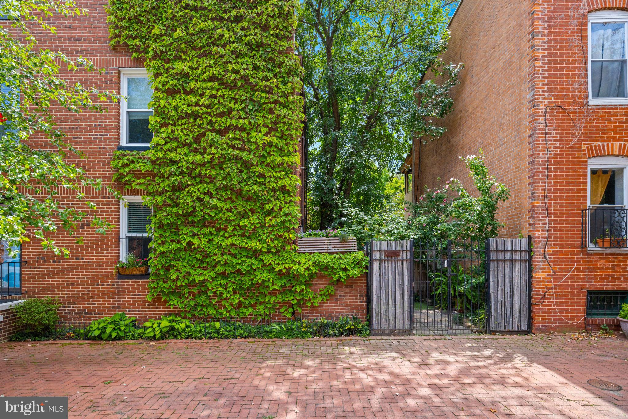 1063 W BARRE