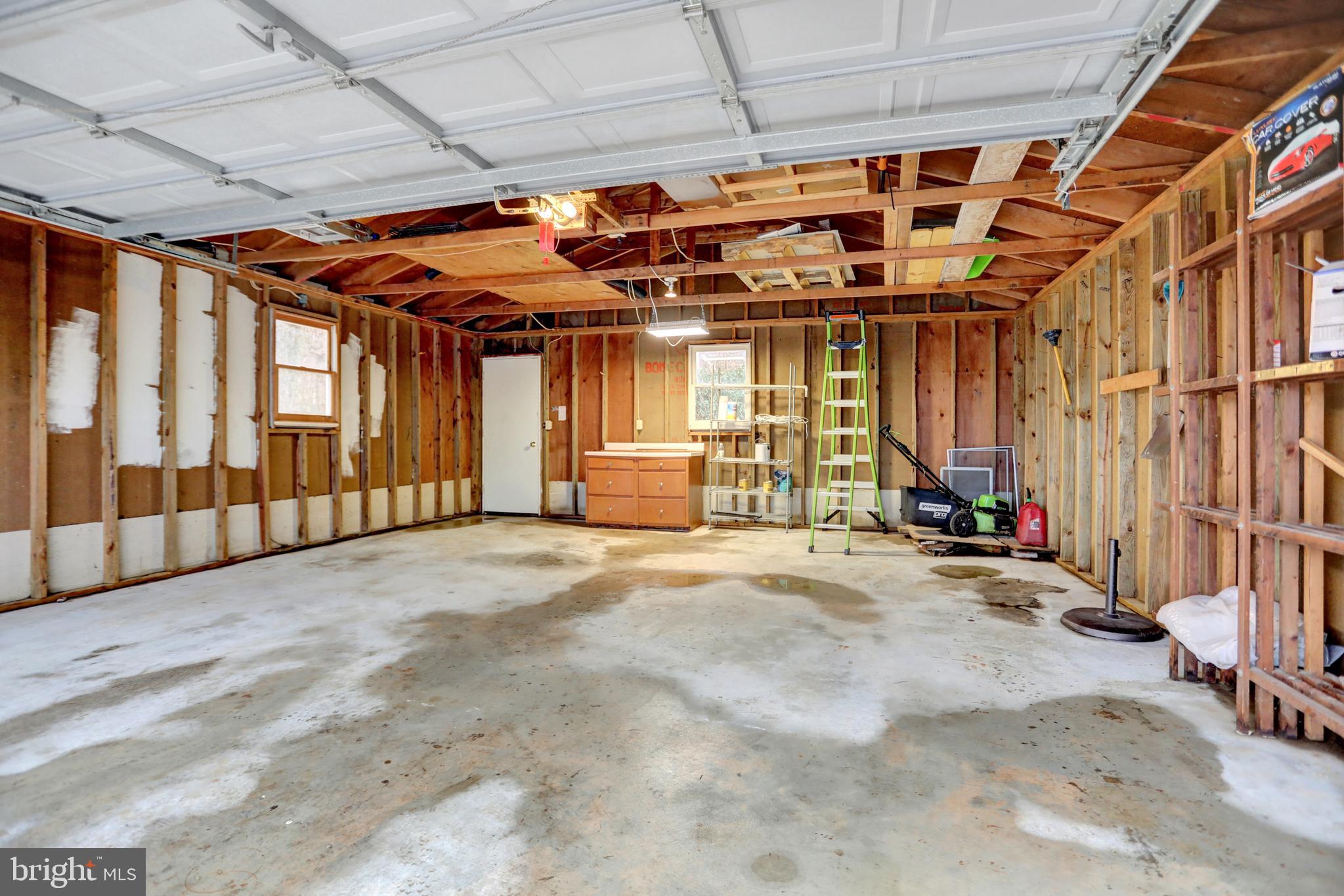 LAKE WALKER - Residential