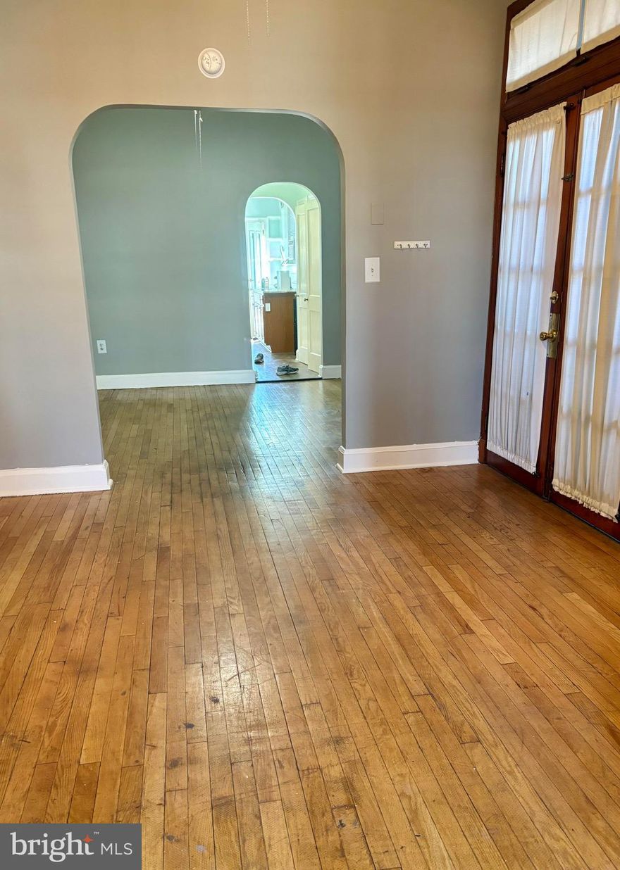 You wont want to miss this sun drenched one-bedroom in the heart of Federal Hill! 

The location cannot be beat, situated just steps away from the vibrant shops, dining and nightlife surrounding Cross Street Market. In under a ten minute walk you can be exploring Federal Hill Park, walking along the harbor or even staying in to enjoy the weather on your back deck. Washer and dryer in unit. 

Commuting in out of the city is a breeze with quick access to I-95 and inner harbor. 

Utilites not included. Cats allowed. Piano has been removed since photos were taken.