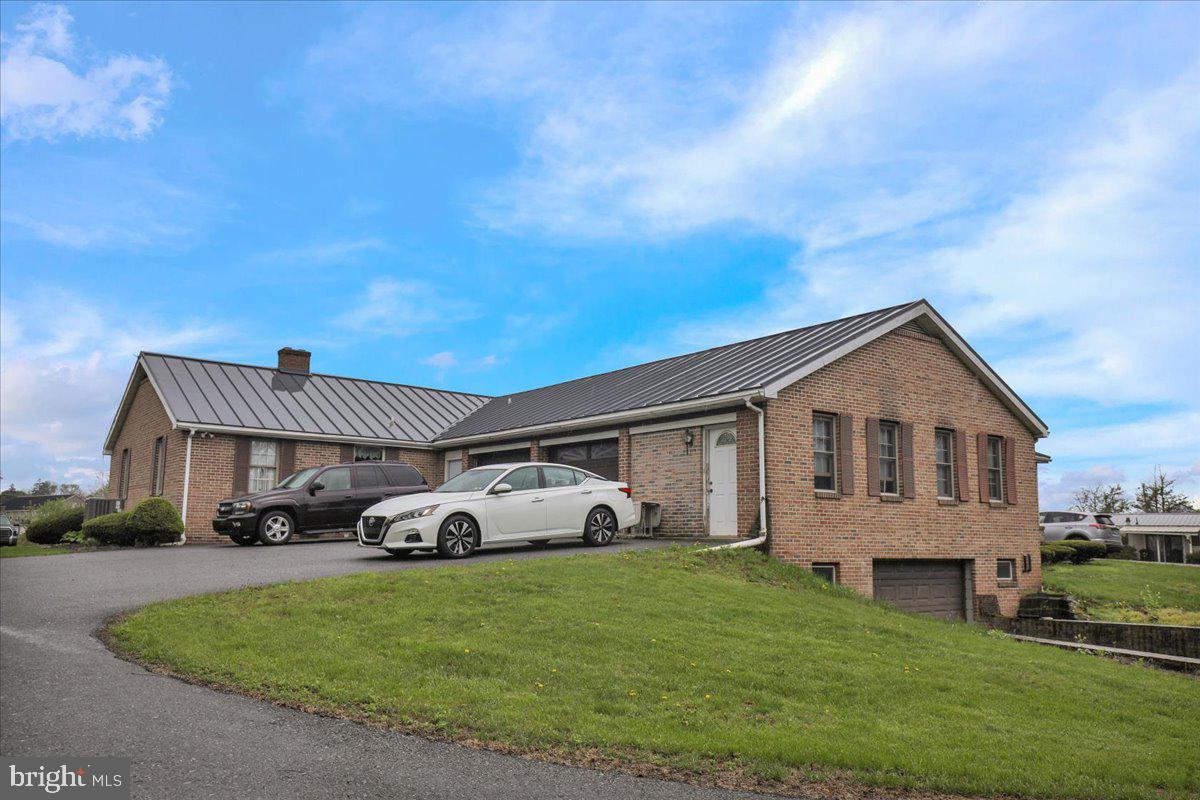 154 W MAPLE GROVE ROAD