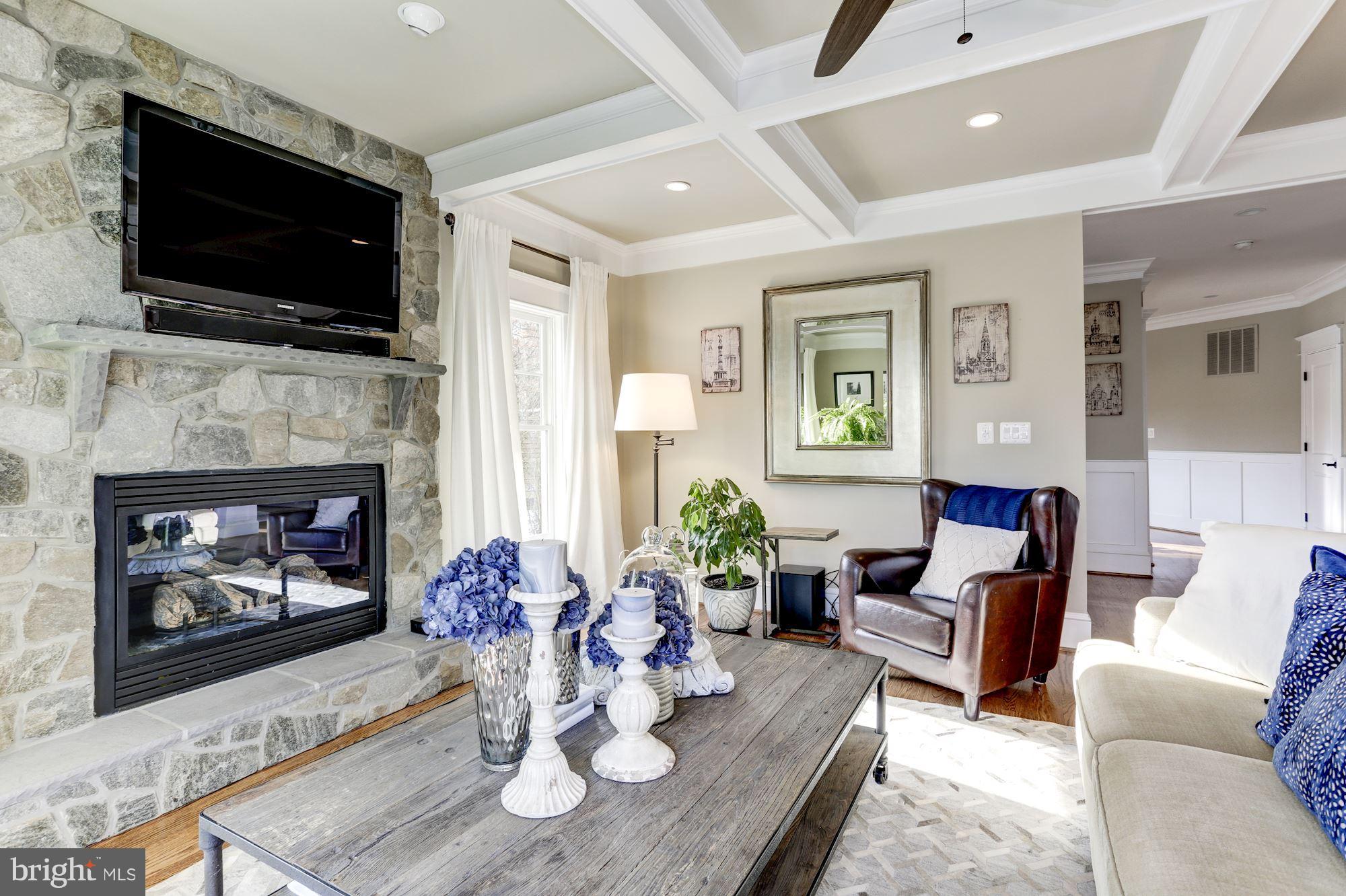 COUNTRY CLUB MANOR - Residential