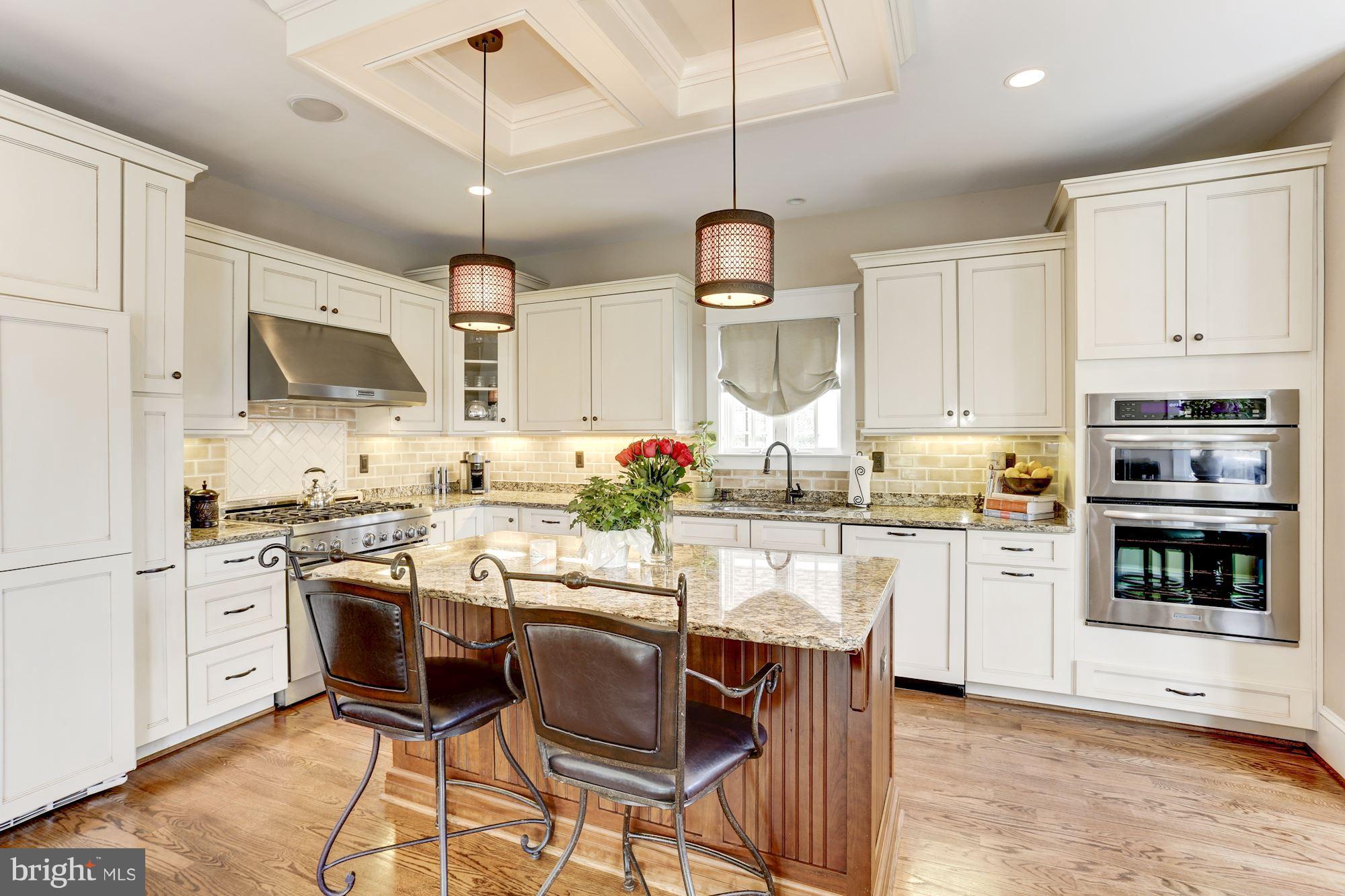 COUNTRY CLUB MANOR - Residential