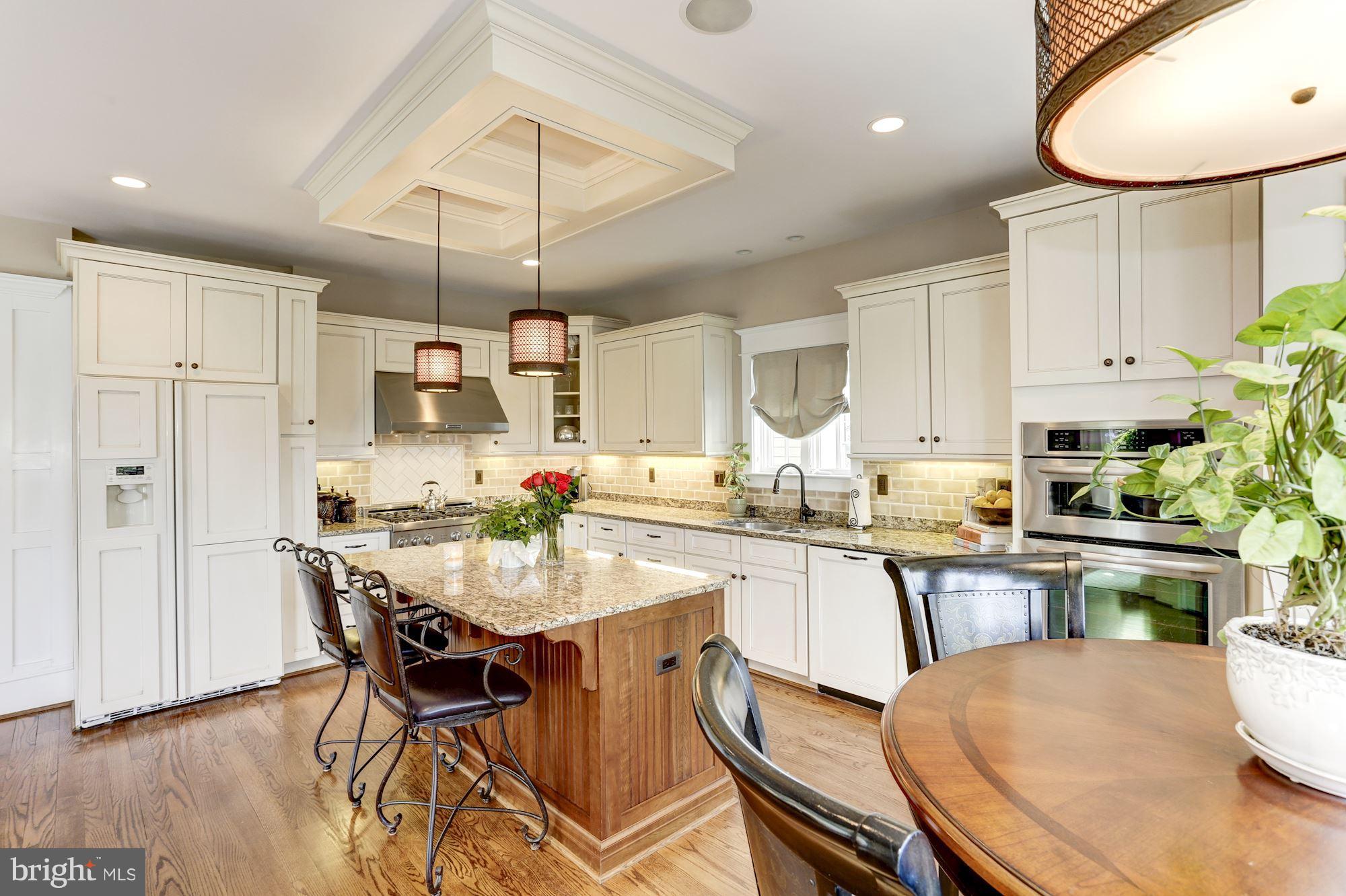 COUNTRY CLUB MANOR - Residential