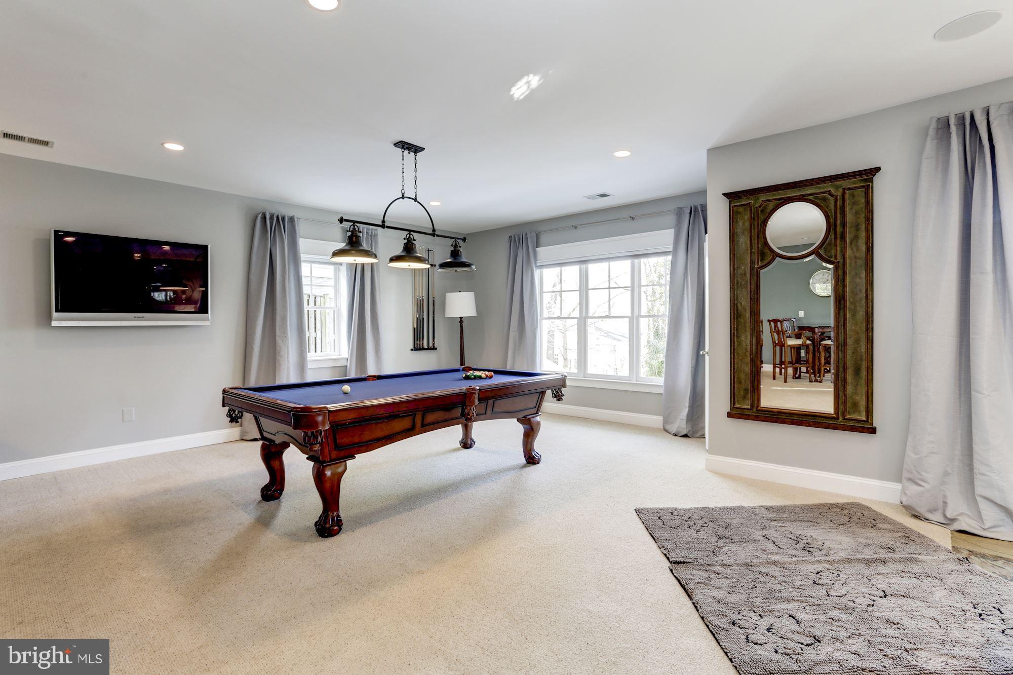 COUNTRY CLUB MANOR - Residential