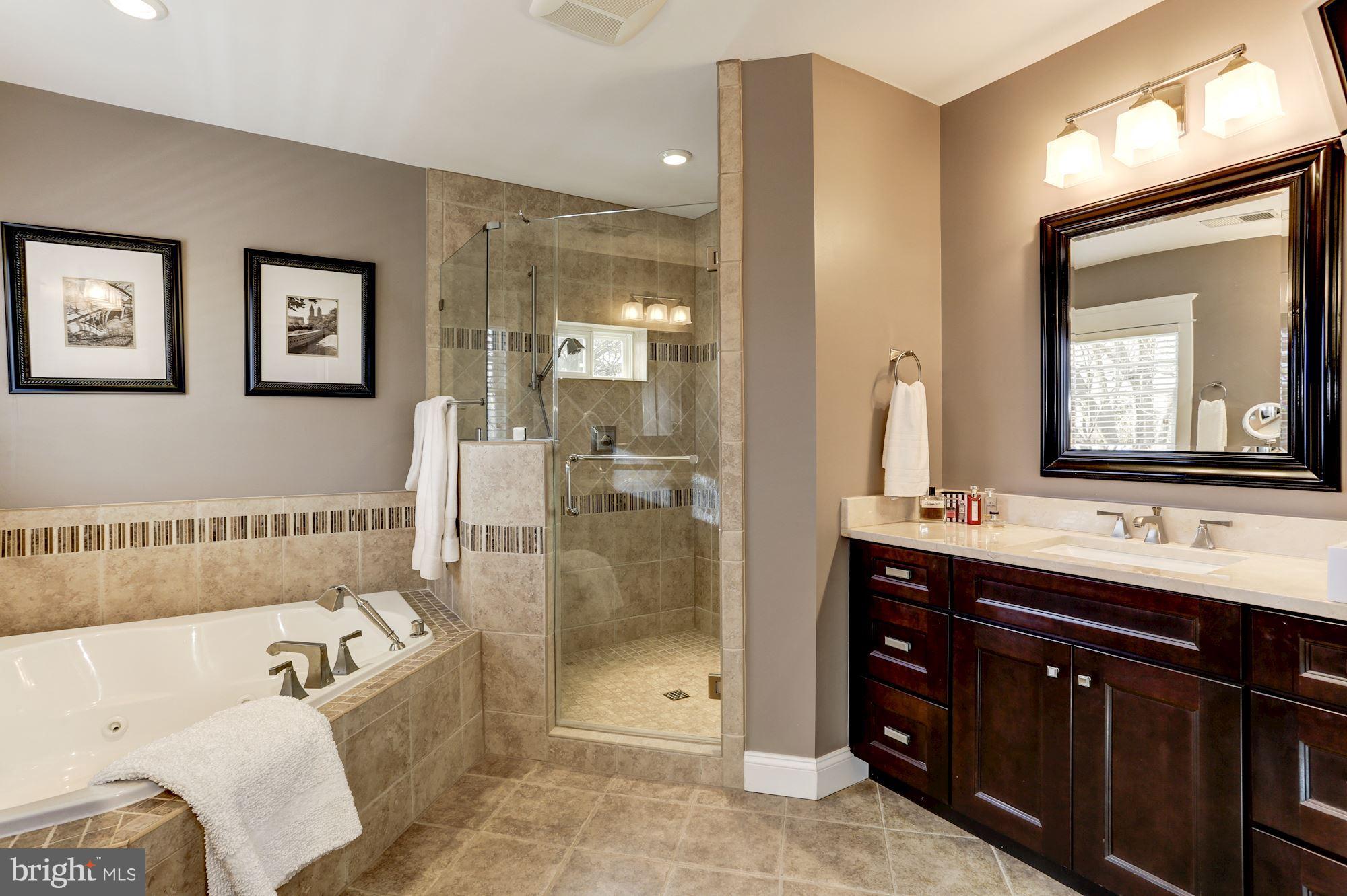 COUNTRY CLUB MANOR - Residential