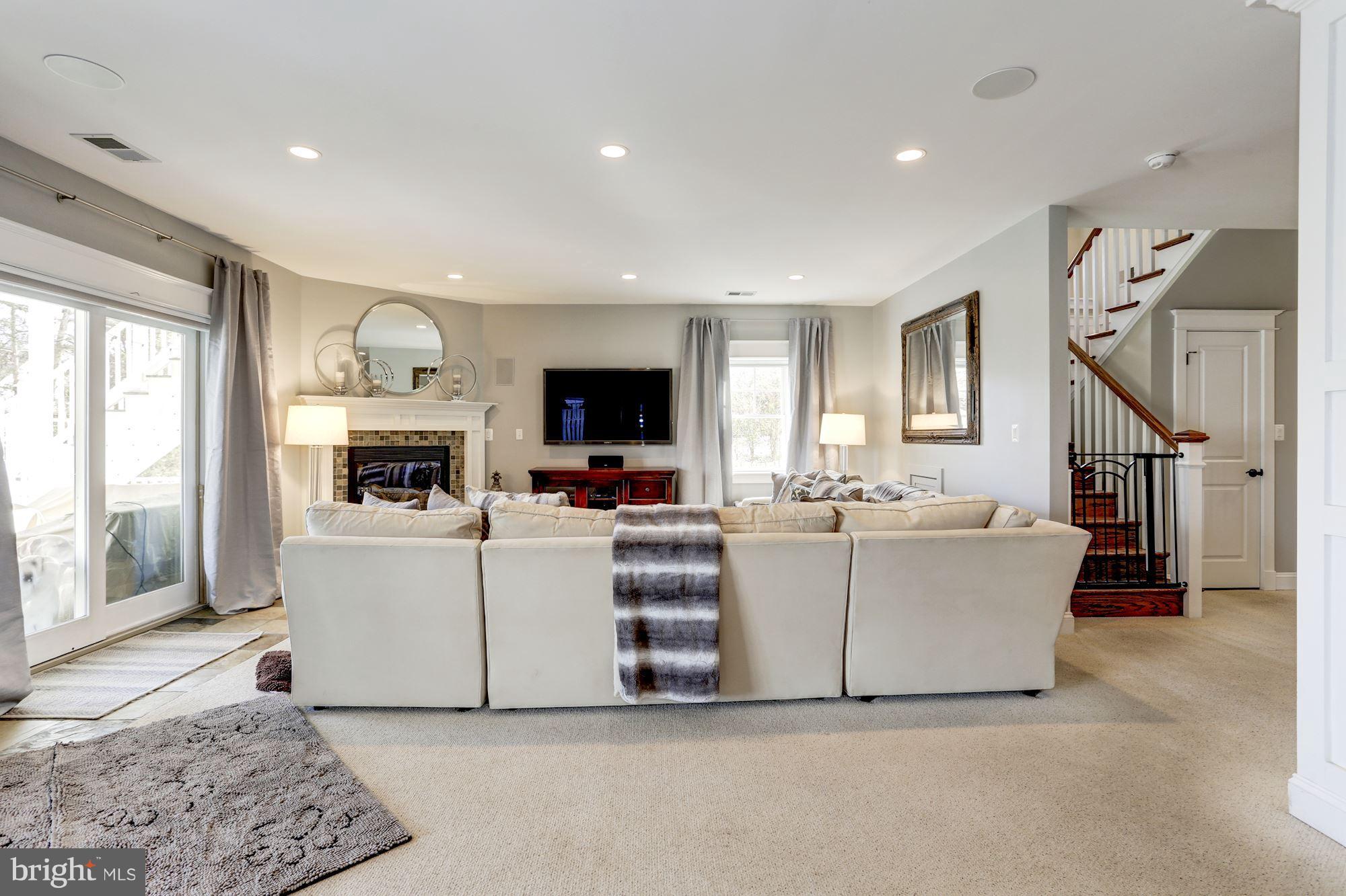 COUNTRY CLUB MANOR - Residential