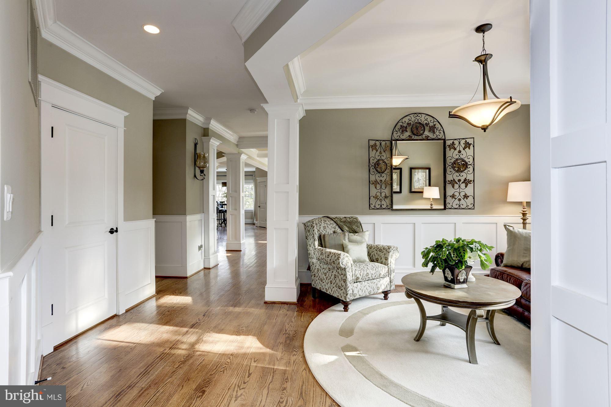 COUNTRY CLUB MANOR - Residential