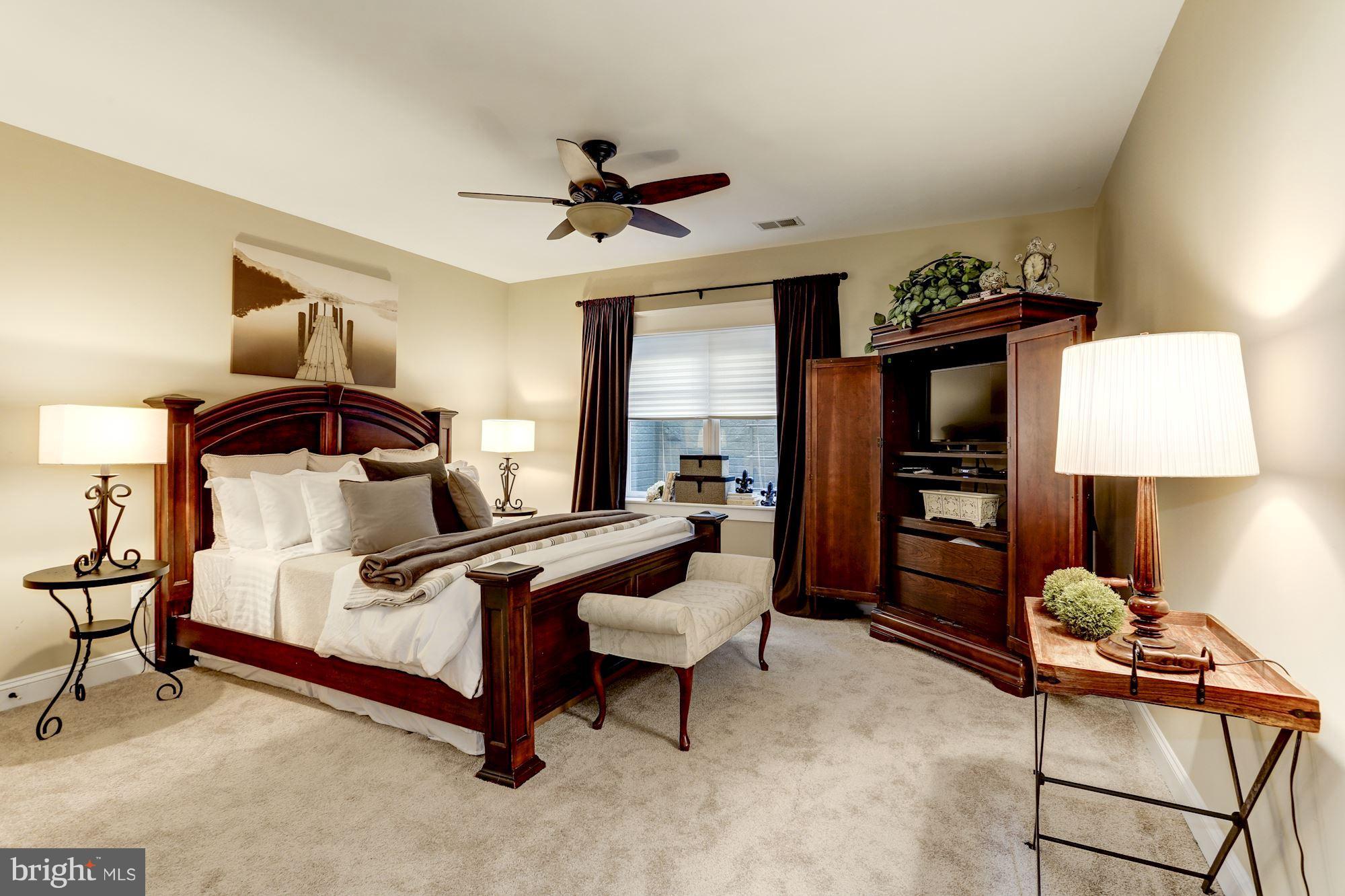 COUNTRY CLUB MANOR - Residential