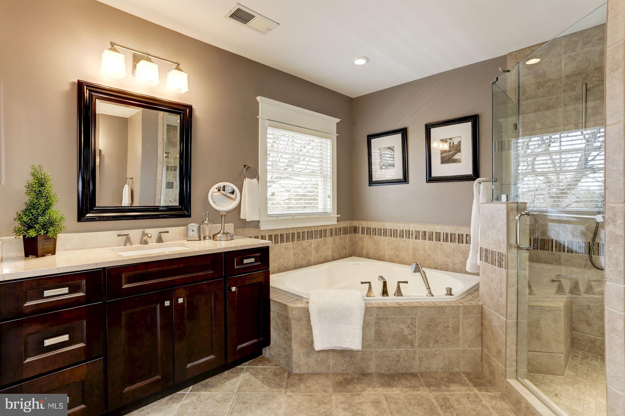 COUNTRY CLUB MANOR - Residential