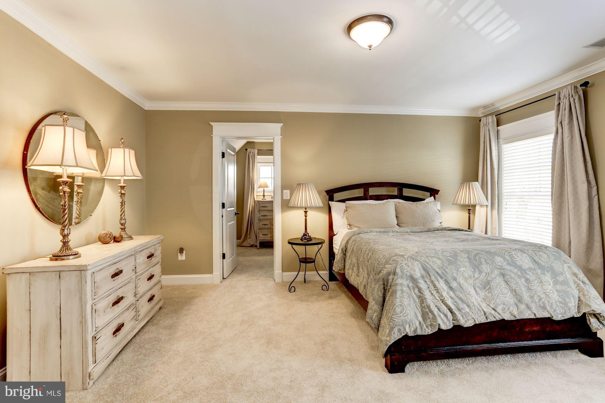 COUNTRY CLUB MANOR - Residential