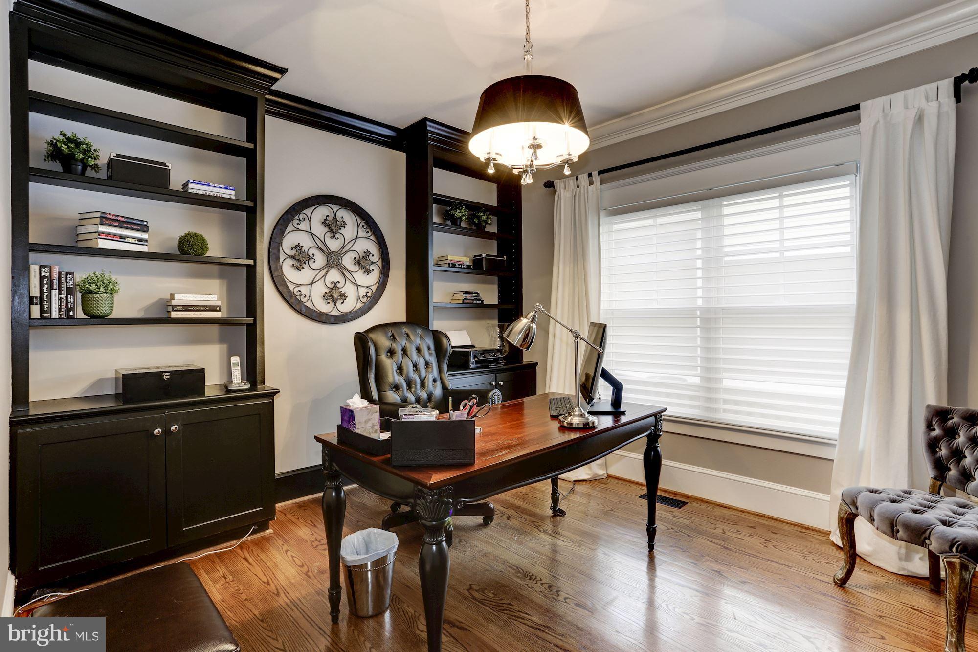 COUNTRY CLUB MANOR - Residential