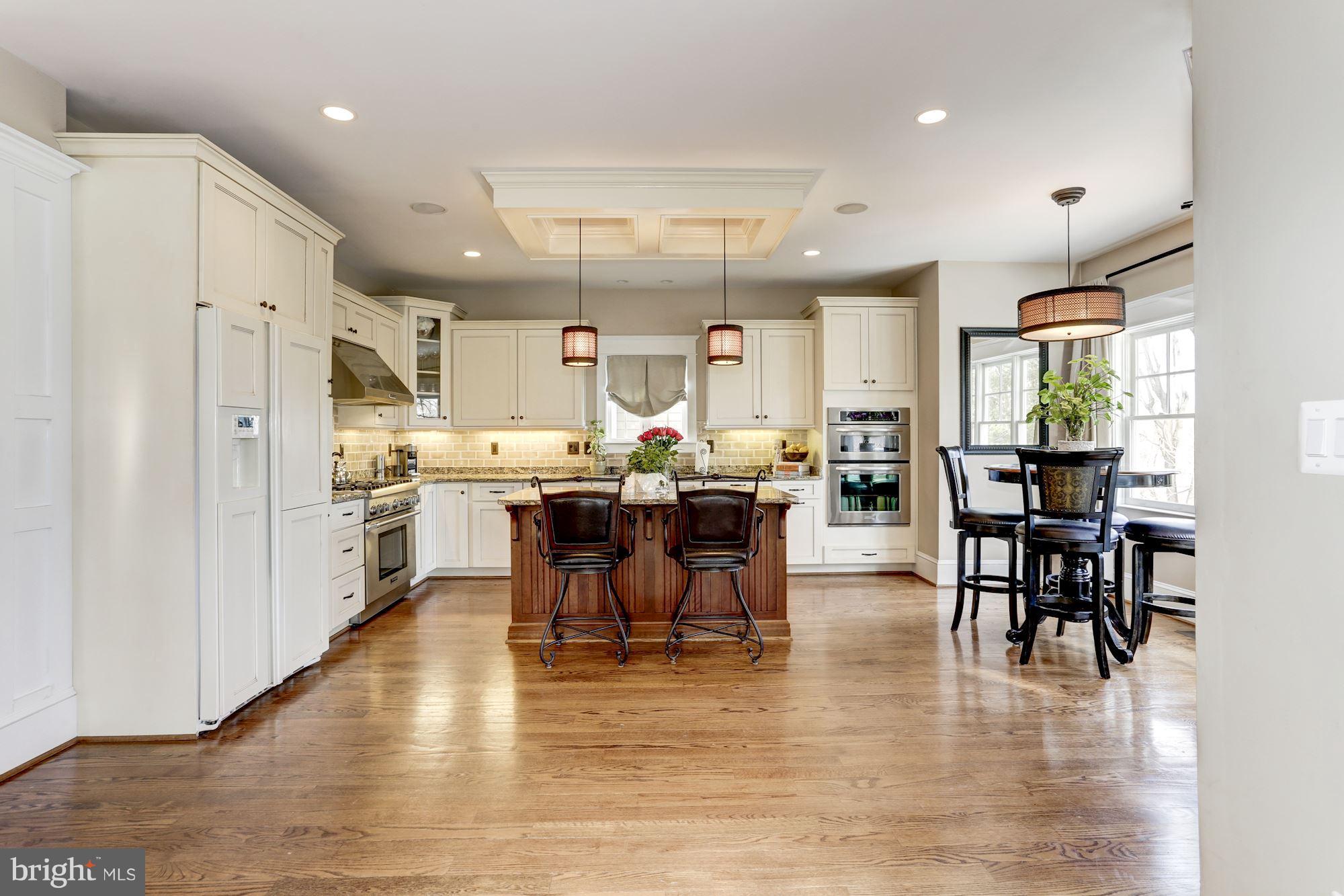 COUNTRY CLUB MANOR - Residential