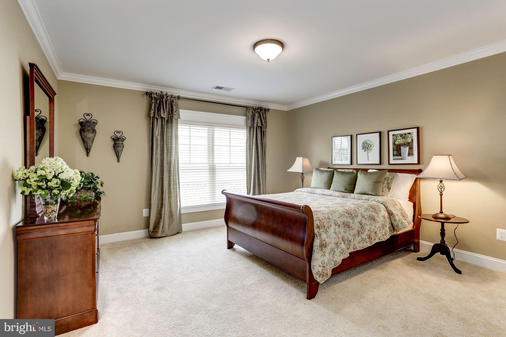 COUNTRY CLUB MANOR - Residential