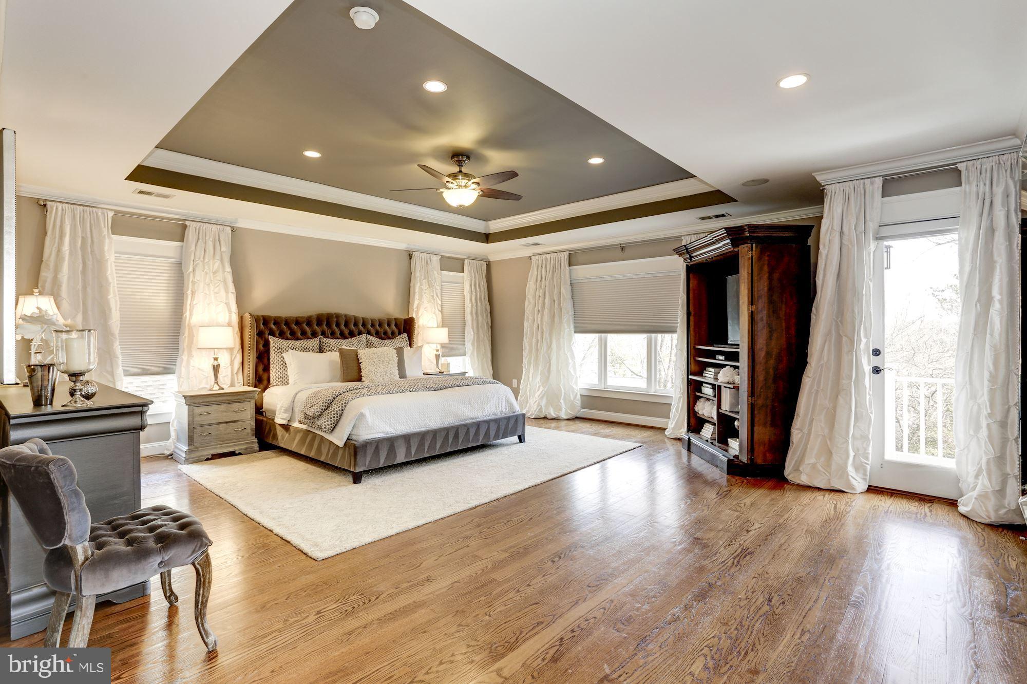 COUNTRY CLUB MANOR - Residential