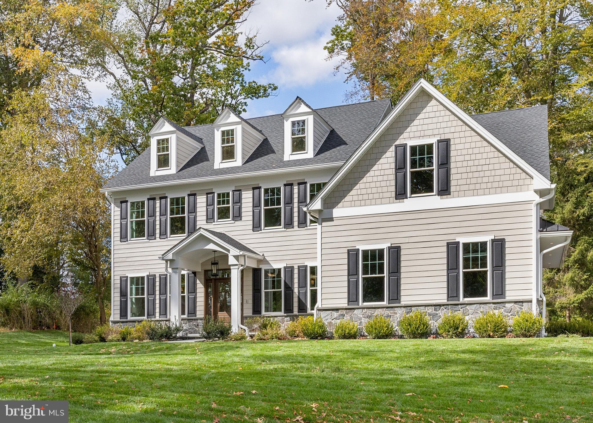 211 WOODED WAY