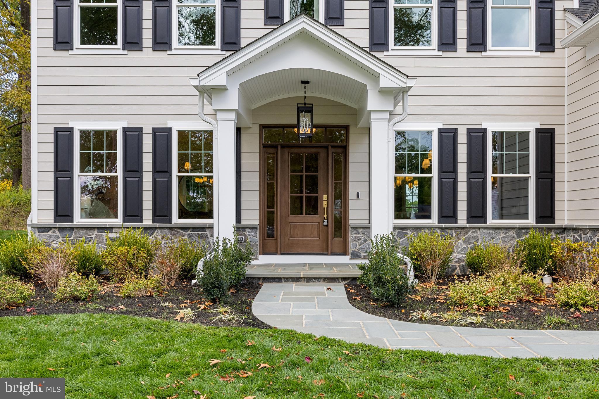211 WOODED WAY