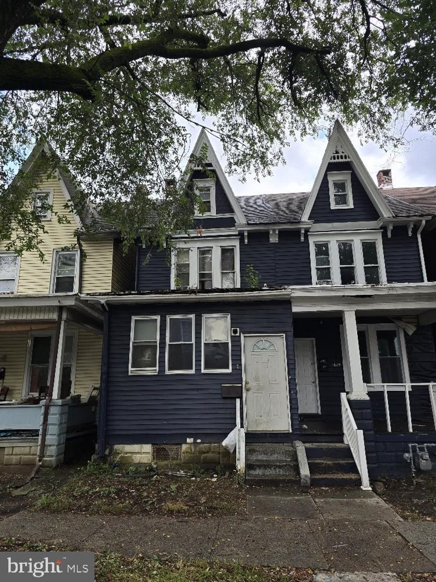 INVESTOR ALERT!! Opportunity is knocking!!  Harrisburg city, this 3 bedroom single is a gem to add to an existing portfolio, or ideal for the investor in search of a property to start their investing venture!!  Currently tenant occupied, $900/month plus tenant paid utilities!!  Priced to SELL, Hurry, won't last LONG!!