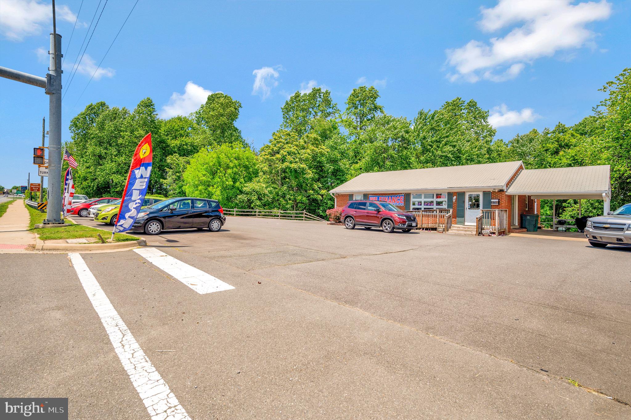 Main image without alt text