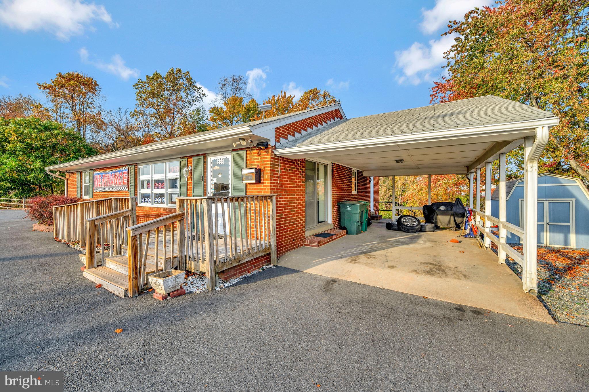 Main image without alt text