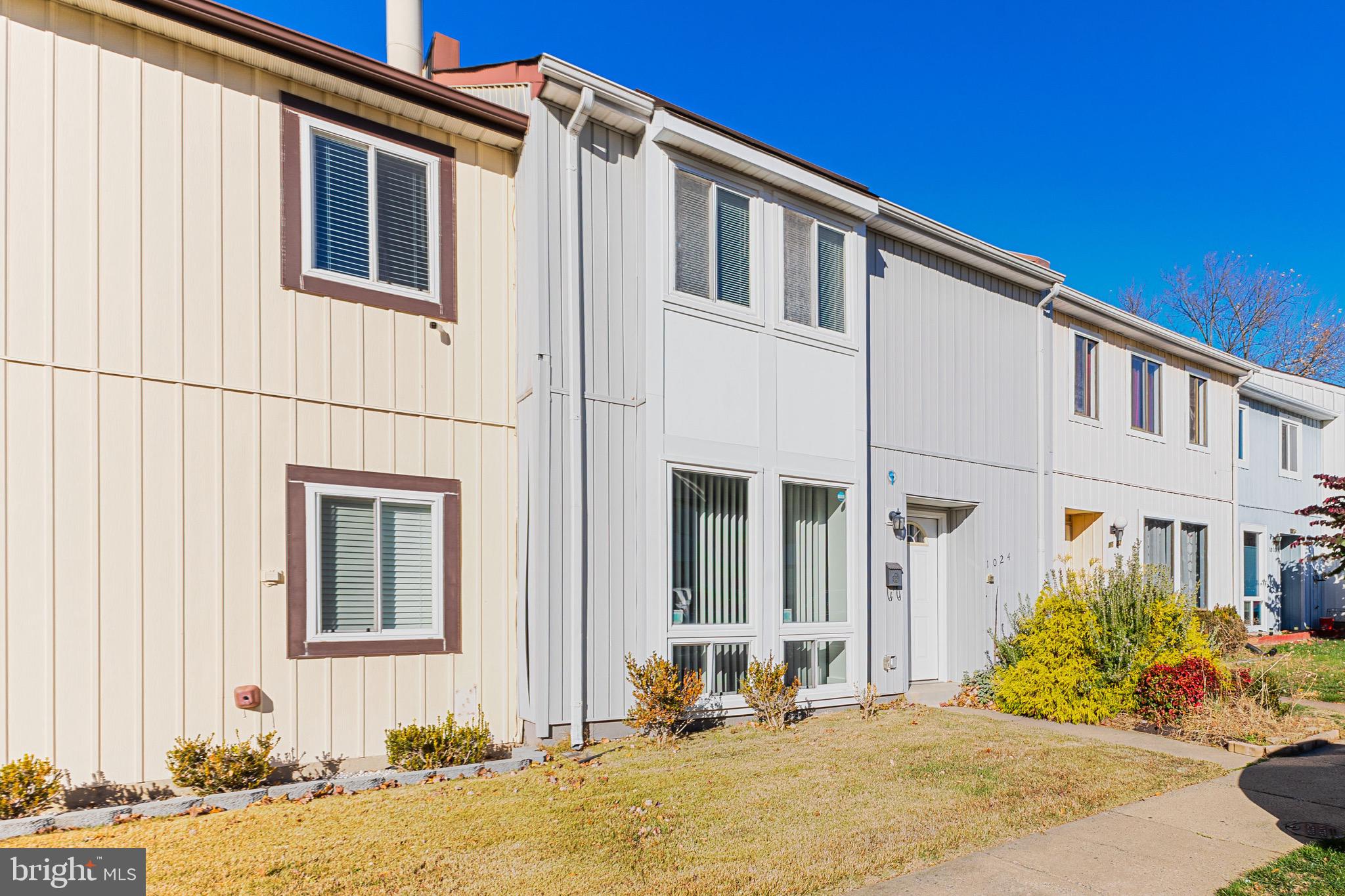 1024 QUEENS COURT