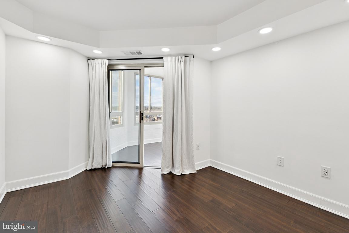 CARLYLE TOWERS - Residential Lease