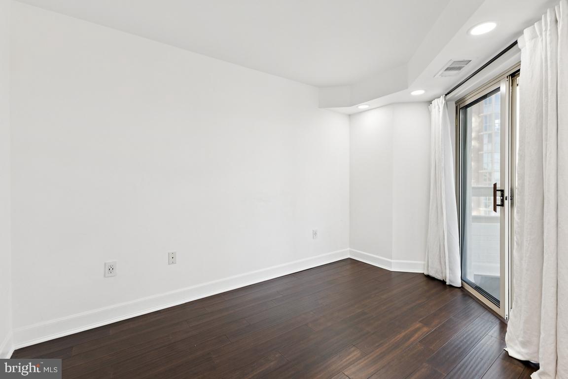 CARLYLE TOWERS - Residential Lease