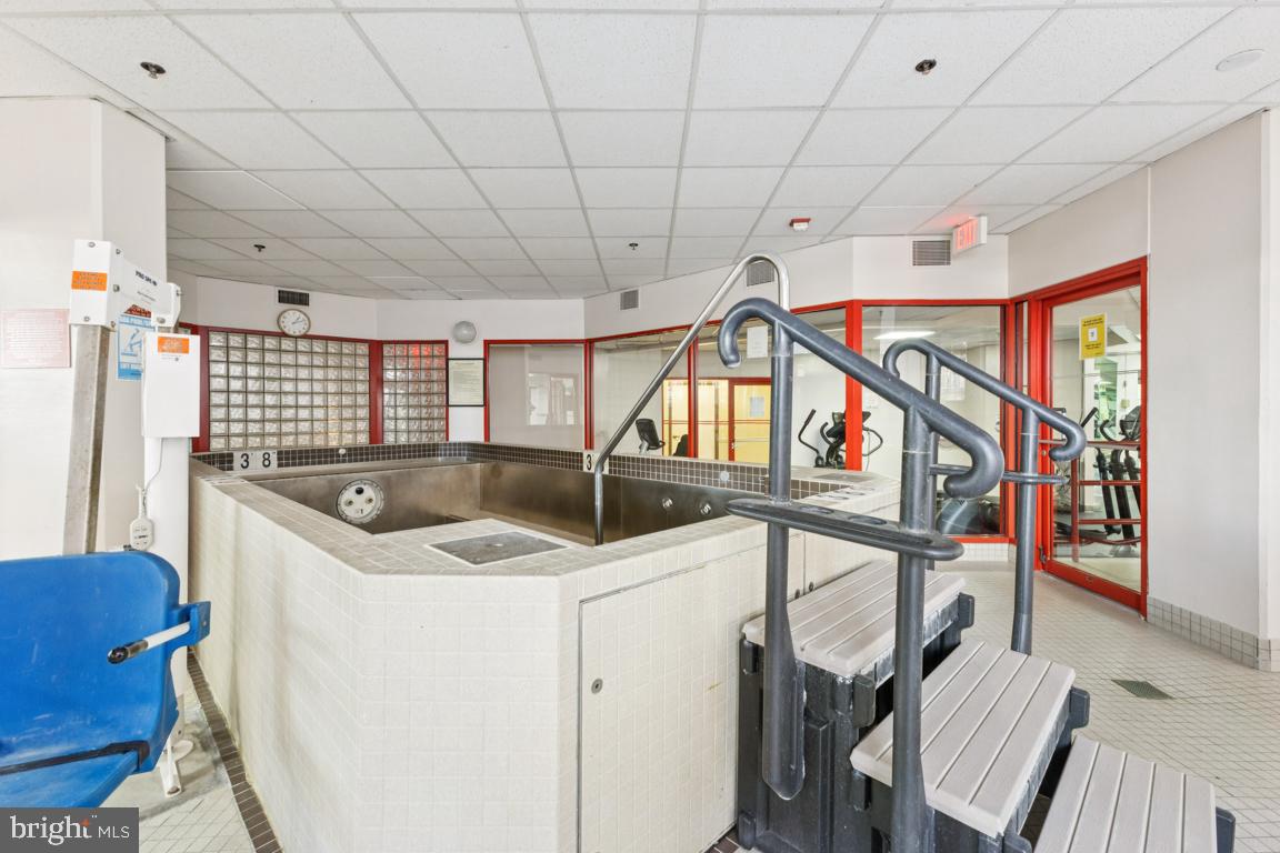 CARLYLE TOWERS - Residential Lease