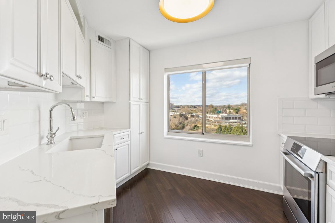 CARLYLE TOWERS - Residential Lease