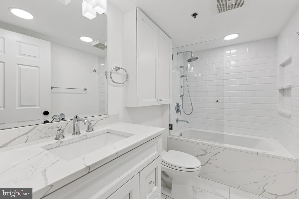 CARLYLE TOWERS - Residential Lease