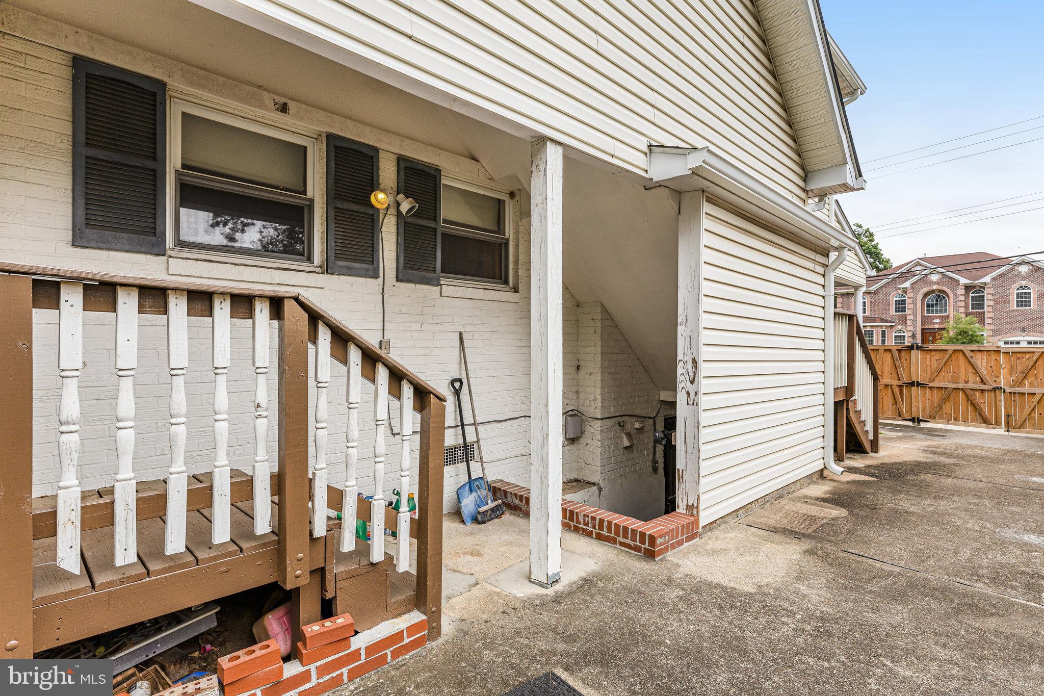 BROYHILL PARK - Residential Lease