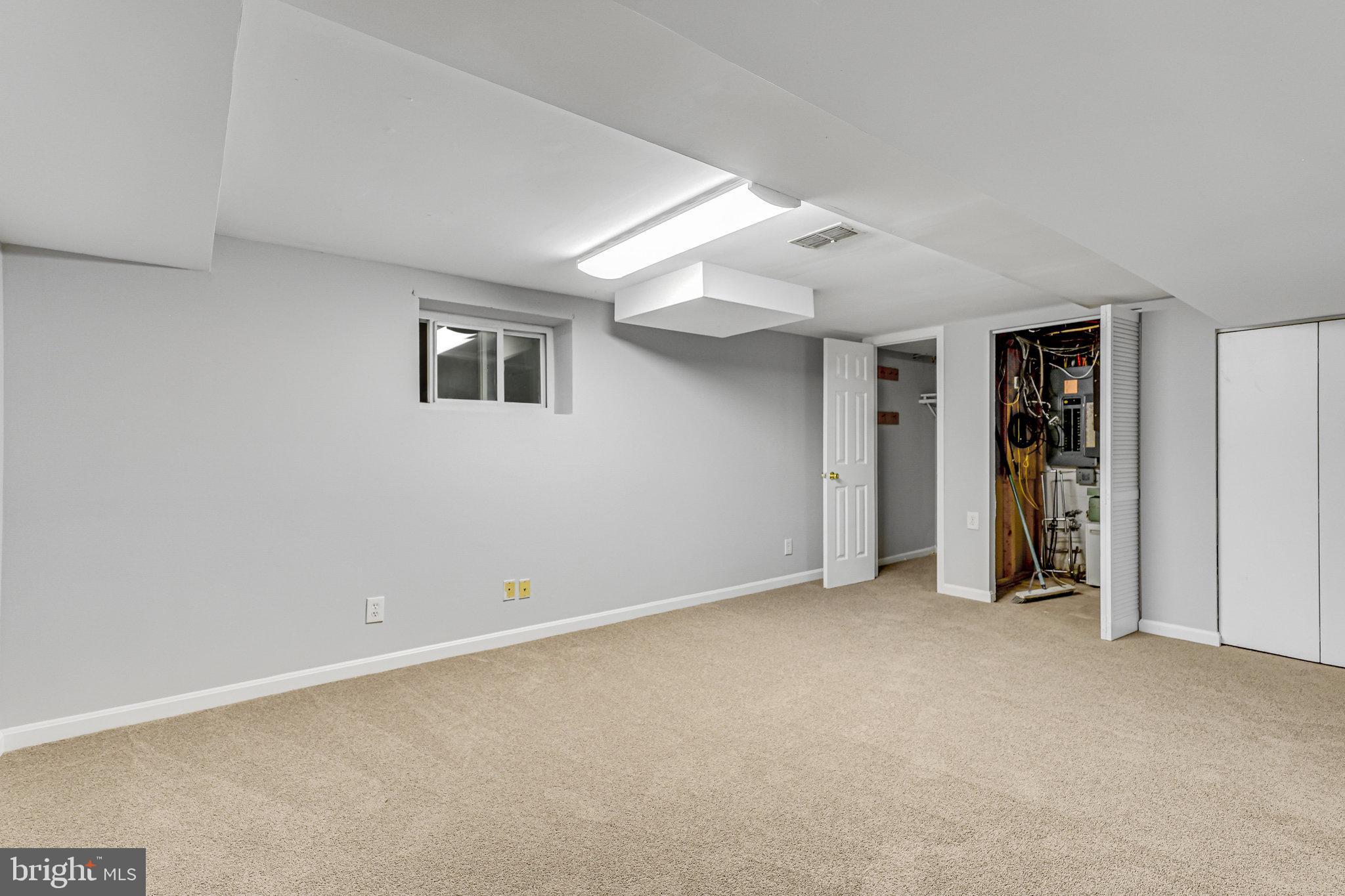 BROYHILL PARK - Residential Lease