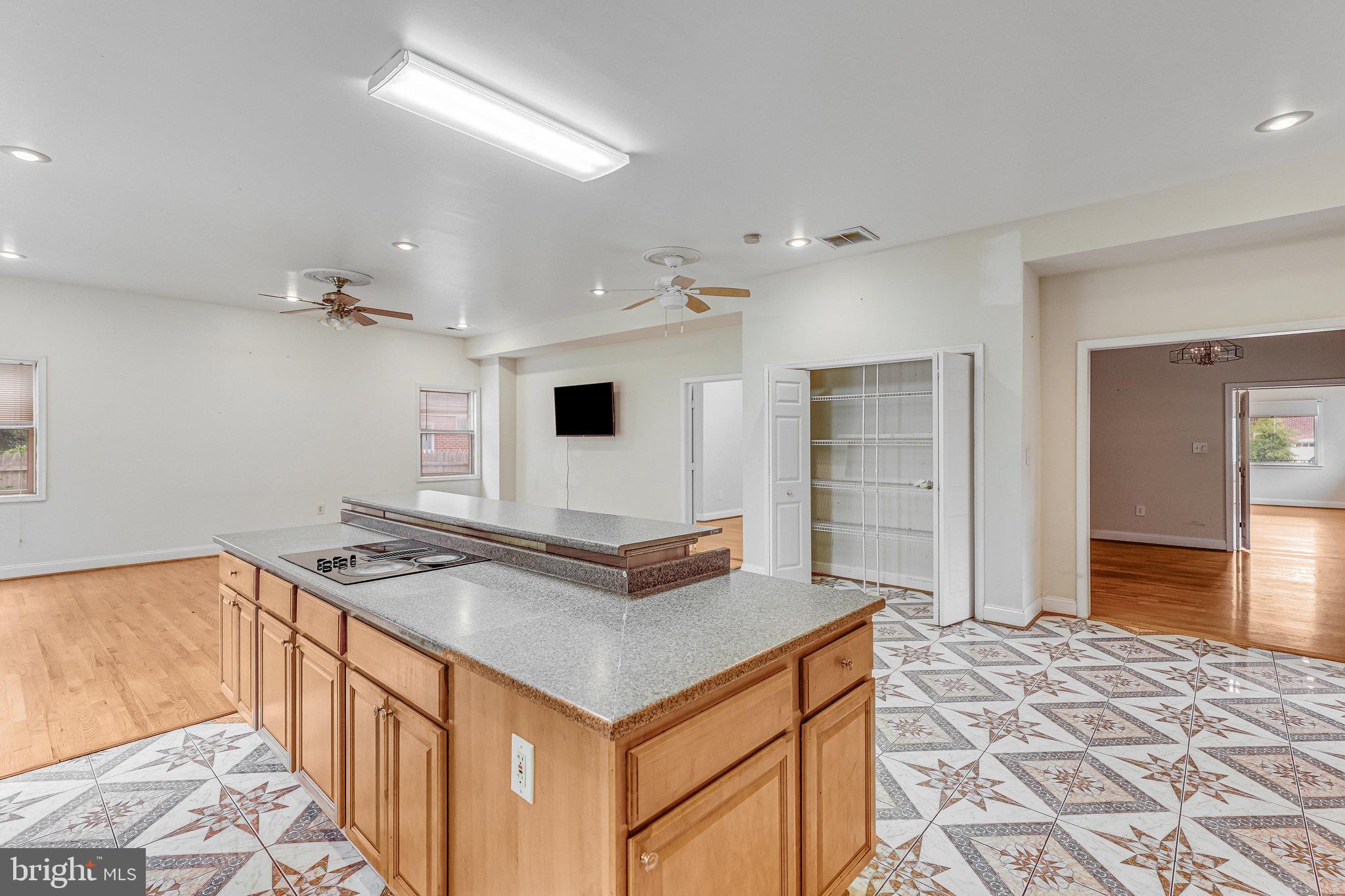 BROYHILL PARK - Residential Lease