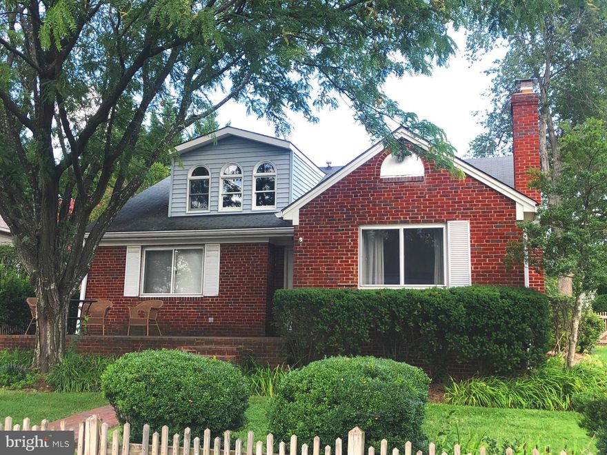 Great floorplan for roommates with 2 BRs on each level and good amount of privacy.  Retro home is loaded with character and located in area with many beautiful new homes.  It's all about location here!  Walk to Westover shops and eateries in 10 minutes; EFC subway. 20 minutes.  Great opportunity to live in this lovely, quiet and close-in, Arlington neighborhood.  Relax on the big front porch or the covered patio in back.  Lovely fenced yard.  Pets on case-by-case basis.  Maximum of 4 adults.  Roommate arrangement welcomed. No pets allowed, sorry!