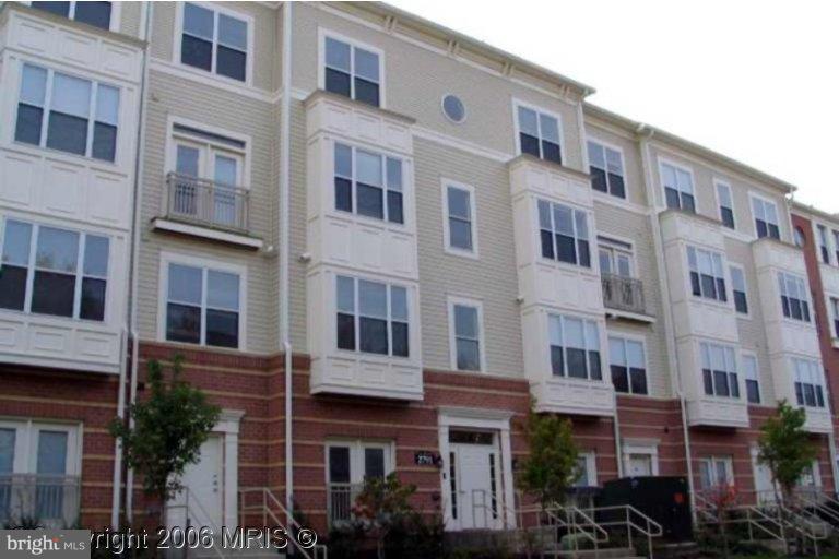Good credit history (700+)required. Minimum 24-month rental lease required by the owners. 2 BEDROOM COMDO-TOWNHOME. 2 ASSIGNED PARKING SPACES!! THE DOORSTEP OF VIENNA METRO, I66! SHOWS LIKE BRAND NEW HOME ON TWO LEVELS.2BIG B.R.W FULL B.R. CLEAN, BRIGHT, FIREPLACE AND SPACIOUS CLOSETS!! FRESH PAINT THROUGHOUT, WOOD FLOORS THOUGHOUT. NICE COMMUNITY INCLUDE POOL, INDOOR BASKETBALL, FITNESS CENTER, MOVIE THEATER, MINI GOLF, AND MORE!!