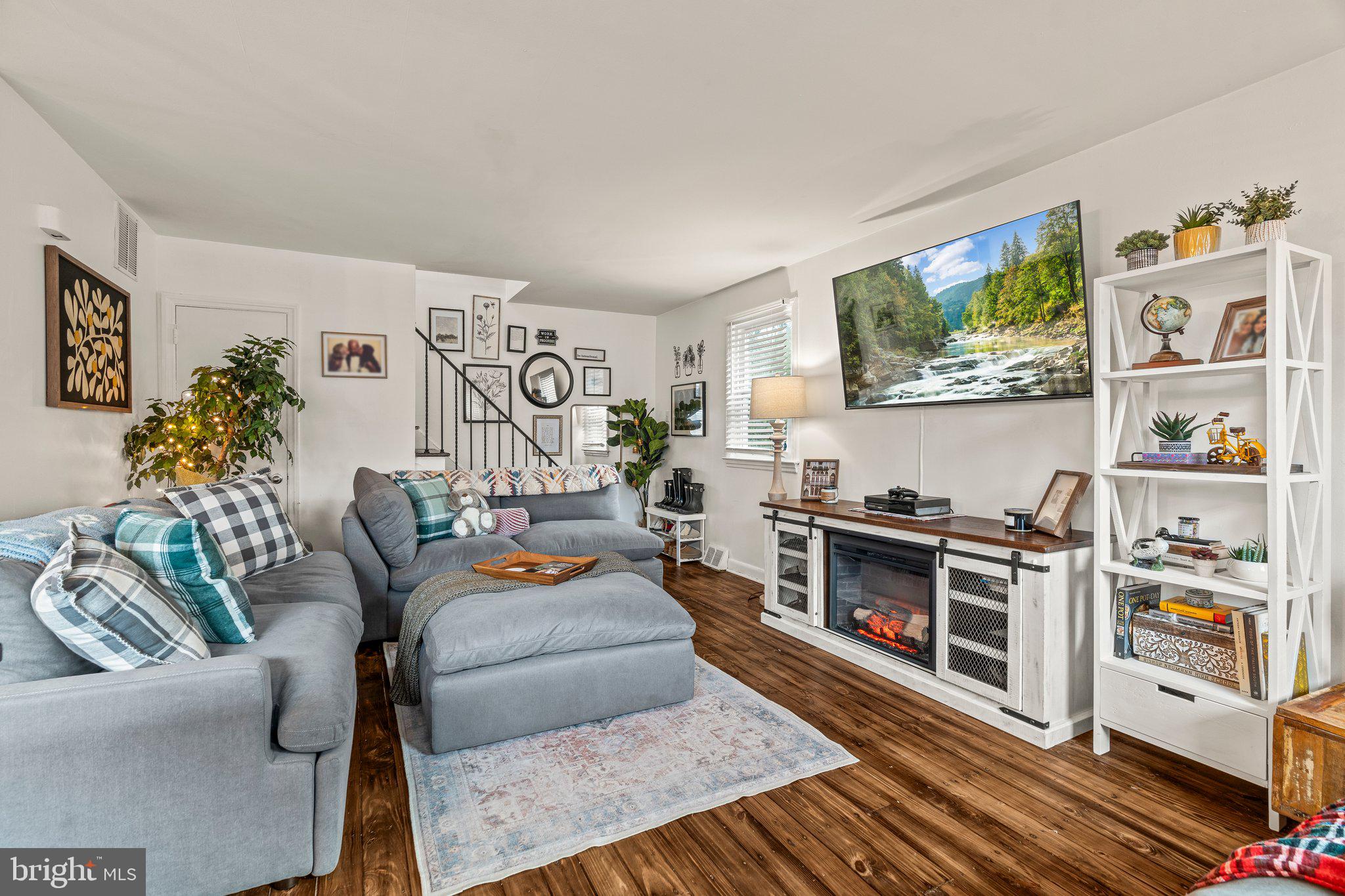 255 W MAPLE AVENUE