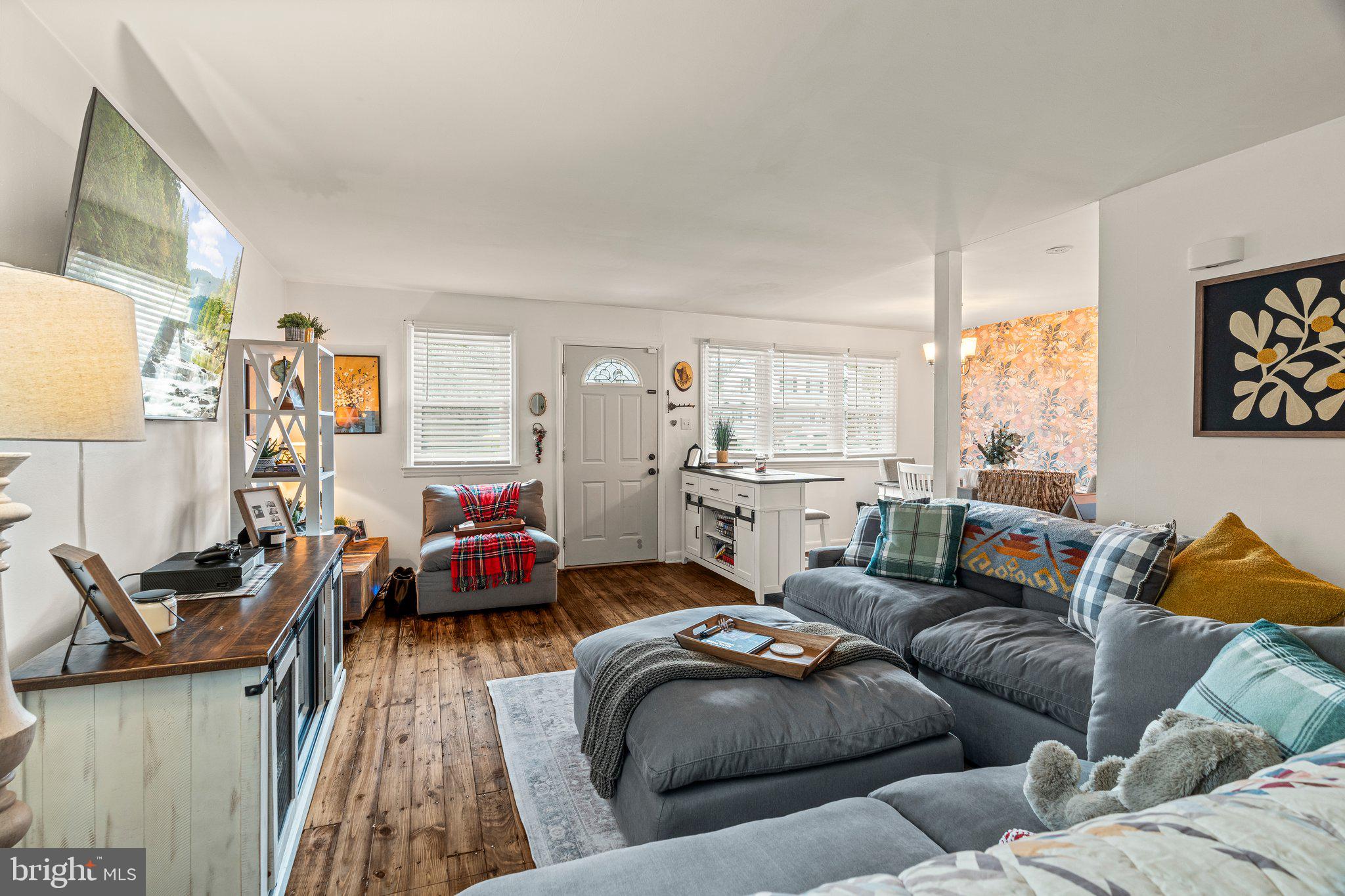 255 W MAPLE AVENUE