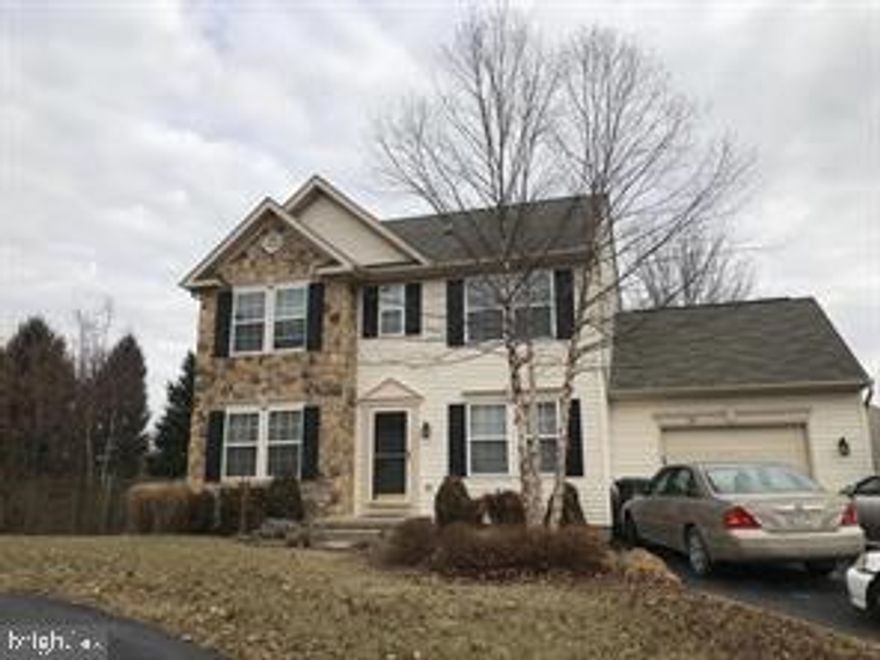 3BR 3.5BA. large family room, deck, Master bedroom with vaulted ceilings. sep soak tub/shower, dbl vanity. Large basement, backyard is perfect for entertaining. Granite, SS appliances, Hardwood floors, bay window nook. A must see! tour this property yourself by going to rently.com .
