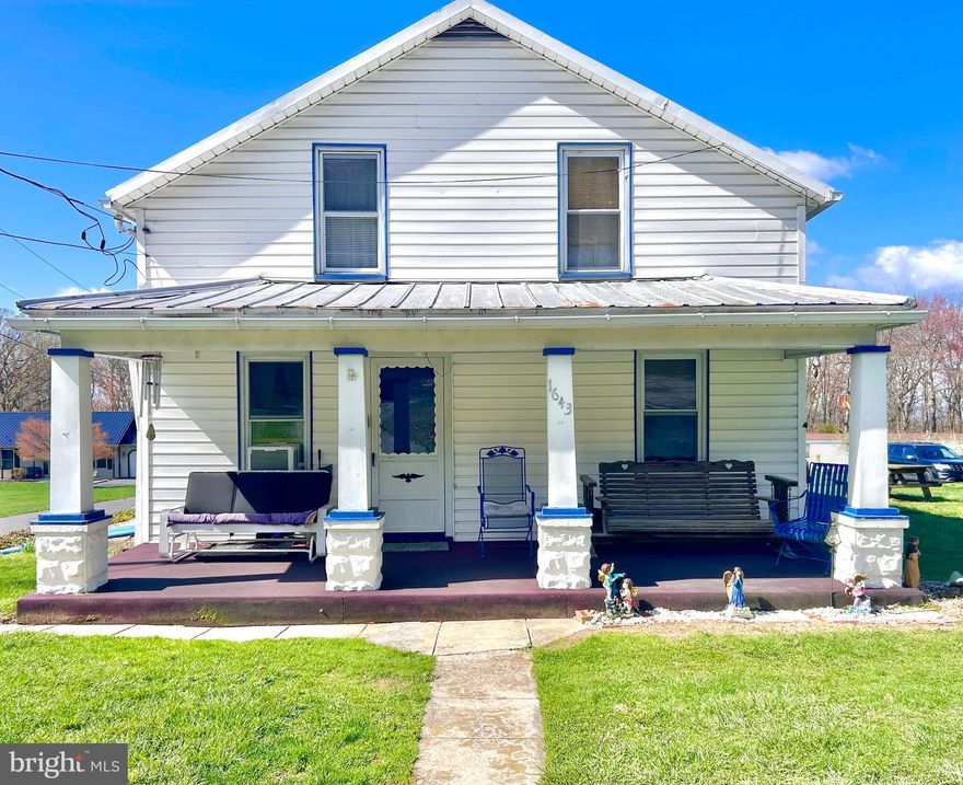 Charming Cape Cod on 1 Acre in Quiet Fayetteville.
Nestled on a serene one-acre lot, this delightful Cape Cod-style home offers 3 bedrooms, 1.5 baths, and the perfect blend of comfort and nature. Enjoy peaceful mornings on the screened-in back porch overlooking your own private pond—an ideal setting for relaxation or entertaining. With classic charm and plenty of outdoor space, this home is a rare find in a tranquil Fayetteville setting.