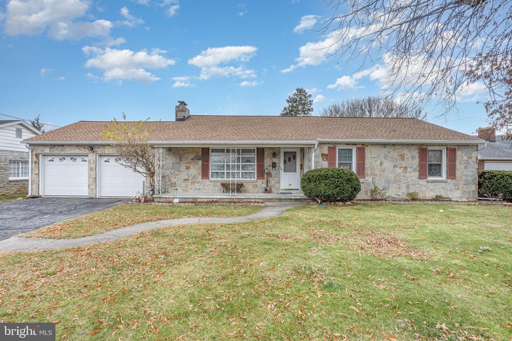 Photo of 19 Lee Street, HANOVER, PA 17331 (MLS # PAYK2094536)